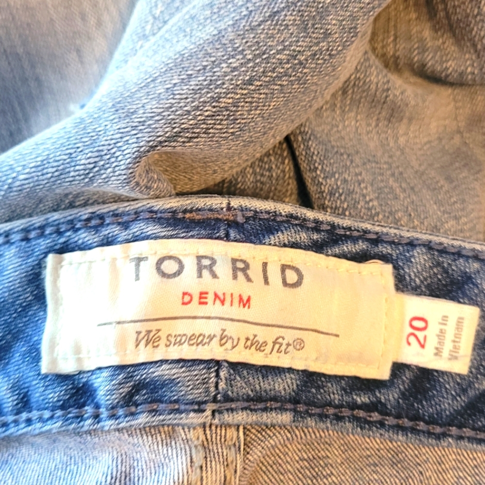 Torrid Cropped Jeans - Picture 3 of 6